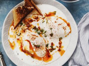 البيض المسلوق باللبن من المطبخ التركي (شيلبير)