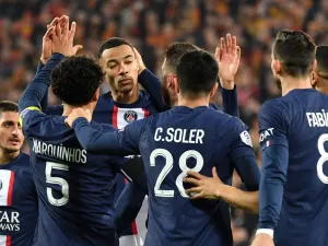 Paris Saint-Germain's French forward Hugo Ekitike (3rd L) celebrates with teammates after scoring his team's first goal during the French L1 football match between RC Lens and Paris Saint Germain (PSG) at the Bollaert-Delelis Stadium in Lens, northern France on January 1, 2023. (Photo by FRANCOIS LO PRESTI / AFP)