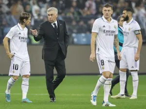 Real Madrid's Croatian midfielder Luka Modric (L) speaks with Real Madrid's Italian coach Carlo Ancelotti at half-time during the Spanish Super Cup final football match between Real Madrid CF and FC Barcelona at the King Fahd International Stadium in Riyadh, Saudi Arabia, on January 15, 2023. (Photo by Giuseppe CACACE / AFP)