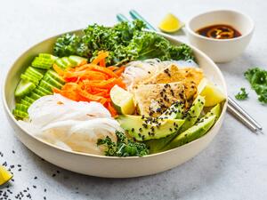 طبق نودلز الأرز الآسيوي مع سلطة الخيار بالسمسم