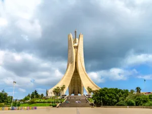 نصب تذكاري في عاصمة الجزائر للشهداء الذين قتلوا خلال حرب الاستقلال الجزائرية