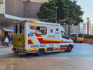 سيارة إسعاف في الخدمة بالقرب من مبنى سكني في هونغ كونغ ، الصين.