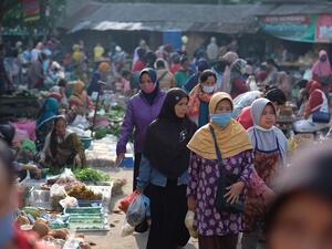 نشاط في الأسواق التقليدية في صباح مدينة سيمارانج في إندونيسيا