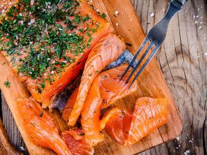 سلمون مدخن مع البطاطا الحلوة وسلطة الكينوا