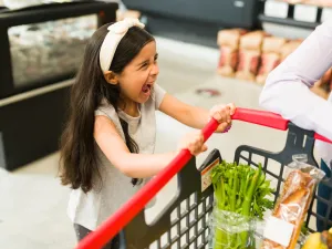 5 نصائح هامة للتعامل مع نوبة غضب طفلك في مكان عام