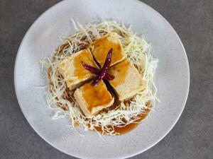 توفو بصلصة الفول السوداني التايلاندية