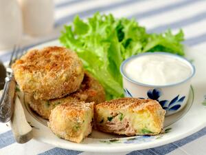 فطائر التونة والحمص مع صلصة اللبن 