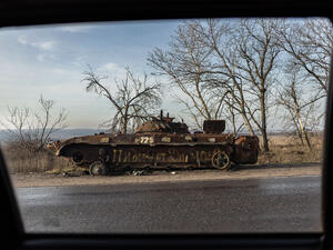 دبابة روسية مدمرة في دونيتسك (أ ف ب)