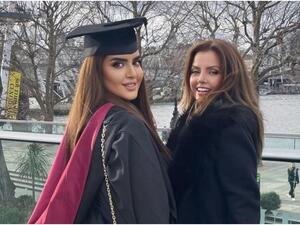 السيدة زوي غريغوراكوس في حفل تخرج ابنتها الشيخة مهرة