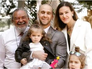 الأميرة نجلاء مع والدها وزوجها وابنتيها