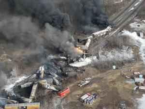 خروج 50 عربة قطار عن القضبان في في ولاية أوهايو - لقطة شاشه