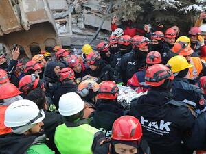 إنقاذ سيدة من تحت الأنقاض بعد مرور 222 ساعة- الصورة عن الاناضول