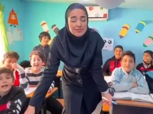 المعلمة المفصولة وهي داخل الفصل الدراسي في ايران - لقطة شاشه