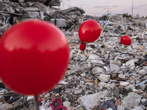 بالونات حمراء على أنقاض مباني زلزال تركيا