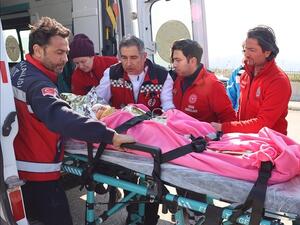 انتشال طفل وأمه وهم على قيد الحياة من تحت الأنقاض