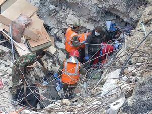 يعاني المئات من الاشخاص صعوبة الاتصال بذويهم بعد انقطاع الاتصال بهم