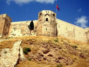 قلعة غازي عنتاب نسخة طبق الأصل عن قلعة حلب السورية