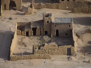 في القرية المهجورة هناك معالم اثرية وسياحية وآثار صنعت من الذهب الخالص - الصورة عن موقع صدى تبوك السعودي