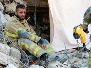 عنصر من فريق الانقاذ اللبناني في جبلة السورية