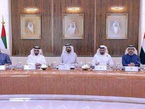 رئيس مجلس الوزراء الإماراتي، حاكم دبي محمد بن راشد آل مكتوم (وسط)