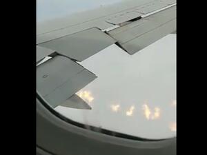 تطاير شرارات ضخمة من جناح طائرة هبطت اضطراريا بعد اشتعال النيران بأحد محركاتها.