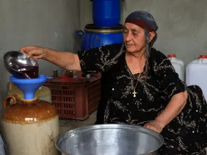 سيدة عراقية من كردستان تقوم بتصنيع الخمور