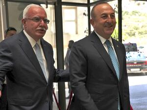 وزير الخارجية الفلسطيني رياض المالكي (يسار) يرحب بوزير الخارجية التركي مولود جاويش أوغلو قبل اجتماع في مدينة رام الله بالضفة الغربية المحتلة في 24 مايو 2022