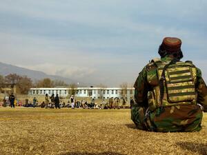 جلد نساء ورجال في ملعب لكرة القدم في مدينة شاريكار بمقاطعة باروان في 8 ديسمبر 2022