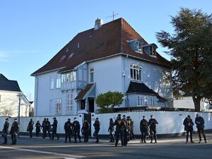  قامت الشرطة بتأمين المنطقة أمام السفارة التركية في كوبنهاغن ، حيث أعلن السياسي الدنماركي اليميني المتطرف راسموس بالودان حرق نسخة من القرآن