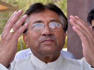 مشرف يصلي بعد وصوله من دبي إلى مطار كراتشي الدولي في 24 مارس 2013