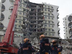 عمال الإنقاذ والمتطوعون يجرون عمليات بحث وإنقاذ تحت أنقاض مبنى مدمر في ديار بكر 