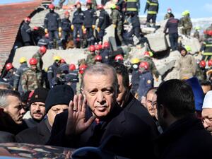 أردوغان خلال جولة في موقع المباني المدمرة بمدينة كهرمان ماراس بجنوب شرق تركيا في 8 فبراير 2023