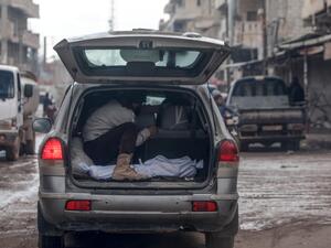 جثة شابة من ضحايا الزلزال المدمر الذي ضرب تركيا وسوريا انتشلت من تحت الأنقاض لتُنقل في مخبأ سيارة ذويها تمهيدا لدفنها