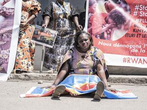 امرأة تحمل علم جمهورية الكونغو الديمقراطية أثناء احتجاج على الصراع في شرق جمهورية الكونغو الديمقراطية ، أمام مقر الاتحاد الأفريقي في أديس أبابا ، إثيوبيا ، في 17 فبراير 2023 