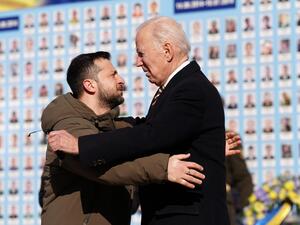 الرئيس الأمريكي جو بايدن يستقبله الرئيس الأوكراني فولوديمير زيلينسكي خلال زيارة إلى كييف في 20 فبراير 2023.