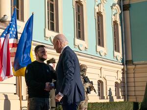 الرئيس الأوكراني فولوديمير زيلينسكي يستقبل الرئيس جو بايدن عند وصوله إلى قصر ماريانسكي في كييف في 20 فبراير 2023 