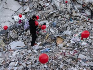 الوفيات جراء الزلزال المدمر جنوبي البلاد قد ارتفع إلى 42 ألفًا و310 أشخاص