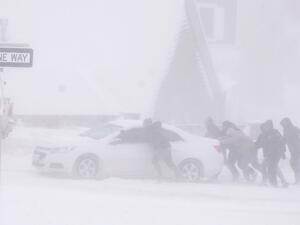 الناس يدفعون مركبة من الثلج في ماونتن فيو باركواي في ليهي ، يوتا ، في 22 فبراير 2023