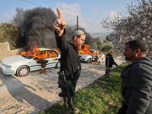مستوطن اسرائيلي يعربد بحماية الجيش