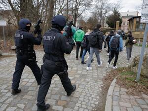 الشرطة ترافق التلاميذ بعيدًا عن مدرسة مهنية في بوتسدام شمال شرق ألمانيا 