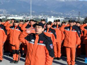 فريق إنقاذ صيني ينحني توديعًا لجثث زلزال تركيا