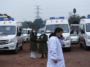 أفراد الإنقاذ ينتظرون بجوار سيارات الإسعاف المتوقفة خارج منجم جنوب غرب الصين 