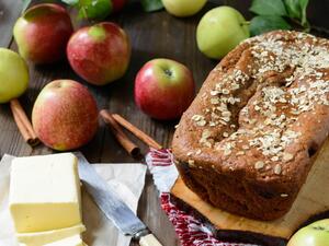 خبز التفاح الدافئ بالقرفة