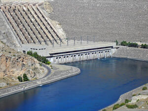  السلطات التركية فتحت سد أتاتورك تخوفا من انهياره بفعل الهزات الارضية المتتالية