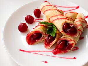 لفائف تشيز كيك بحشوة الكرز