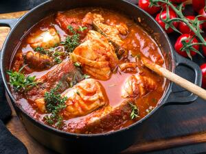 صينية سمك القد مع صلصة الطماطم الكرزية