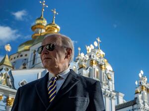 بايدن يصل الى وارسو قادما من كييف