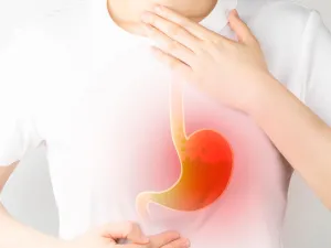 طبيب البوابة: ما أسباب آلام المعدة أول أيام رمضان؟