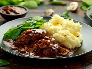 كفتة سالزبوري بصلصة البصل و الفطر