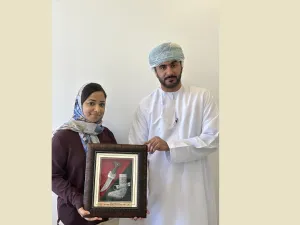 والي صلالة يُكرم موريا نظير التزامها بإيجاد تأثير إيجابي في المجتمع المحل